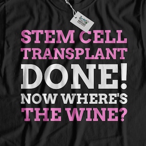 Può includere: Maglietta nera con il testo "STEM CELL TRANSPLANT DONE! NOW WHERE'S THE WINE?" in lettere bianche e rosa.
