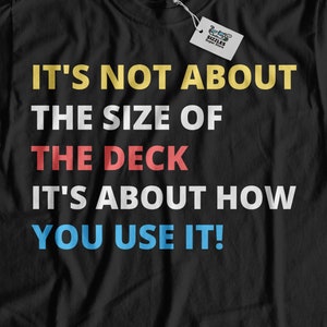 Non è questione della dimensione del mazzo! T-shirt unisex per lo scambio di carte divertenti e regali per collezionisti di carte per i duelli