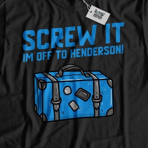 Może przedstawiać: Czarny T-shirt z napisem "SCREW IT IM OFF TO HENDERSON!" i kreskówkową niebieską walizką z czarnymi paskami.