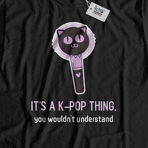 Es ist eine K-Pop-Sache. Unisex Süßes K-Pop T-Shirt | Südkoreanisches Pop Anime Shirt | K Pop Cartoon Geschenkideen, Lustiges KPop Top, Korea Pop Top