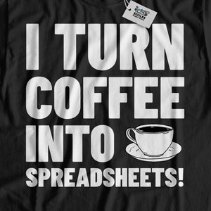 Puede incluir: Camiseta negra con texto blanco que dice "Convierto el café en hojas de cálculo!" y una pequeña imagen de una taza de café.