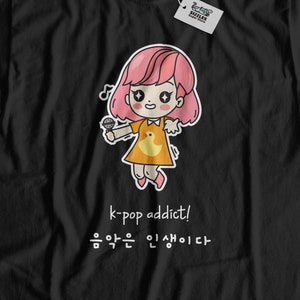 K-Pop Addict! Unisex Süßes K-Pop T-Shirt | Südkoreanisches Pop Anime Shirt | K Pop Cartoon Geschenkideen, Lustiges KPop Top, Korea Pop Top