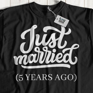 ユニセックス 結婚5年目 | 面白いカップルの5周年記念Tシャツと5年間の付き合いのギフト