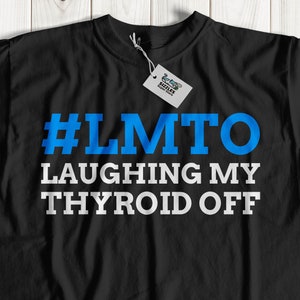 Puede incluir: Camiseta negra con texto blanco que dice "#LMTO LAUGHING MY THYROID OFF" en azul.