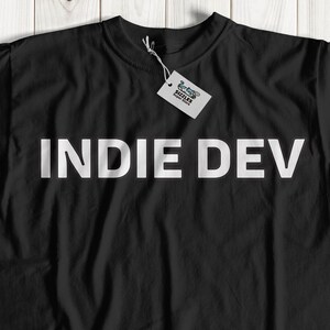 Może przedstawiać: Czarny T-shirt z białym napisem "Indie Dev".