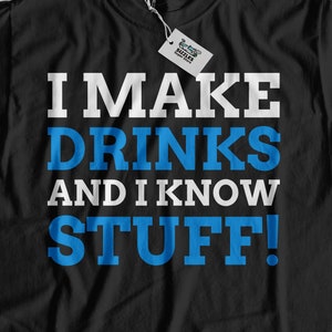 Pode incluir: Camiseta preta com texto branco que diz "Eu faço bebidas e sei coisas!" em letras azuis.