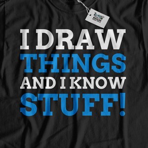 Puede incluir: Camiseta negra con texto blanco y azul que dice "I DRAW THINGS AND I KNOW STUFF!"