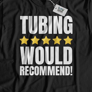 Peut inclure: T-shirt noir avec du texte blanc qui dit "Tubing Would Recommend!" et cinq étoiles dorées.