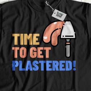Puede incluir: Camiseta negra con un gráfico colorido de una paleta y el texto "TIME TO GET PLASTERED!"