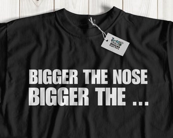 Può includere: Maglietta nera con testo bianco che dice "Bigger the nose bigger the..."