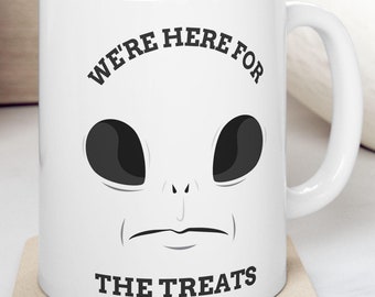 Jesteśmy tutaj dla smakołyków! Zabawny kubek z twarzą kosmity na Halloween 11 uncji UFO Abduction Gifts