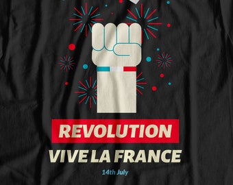 Puede incluir: Camiseta negra con un gráfico de puño rojo, blanco y azul, fuegos artificiales y el texto "REVOLUTION VIVE LA FRANCE 14 de julio".