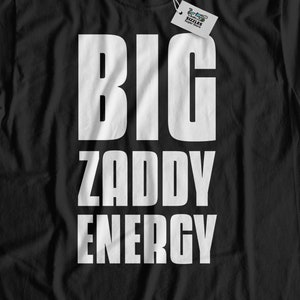 Könnte beinhalten: Schwarzes T-Shirt mit weißem Text, der "BIG ZADDY ENERGY" lautet.