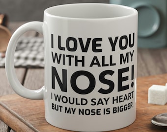 Può includere: Tazza da caffè in ceramica bianca con testo nero che recita "Ti amo con tutto il mio NASO! Direi cuore ma il mio naso è più grande."