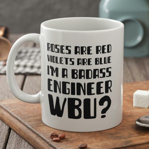 Może przedstawiać: Biały ceramiczny kubek z czarnym tekstem, który brzmi "Roses are red, Violets are blue, I'm a badass engineer, WBU?"