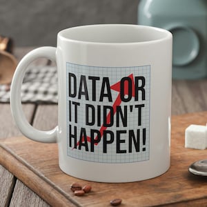 Op de afbeelding: Witte keramische mok met een zwarte en rode afbeelding waarop "DATA OR IT DIDN'T HAPPEN!" staat op een rasterachtergrond.