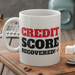 Puntuación de crédito recuperada! Taza Divertida Sin Deuda 11oz 330ml