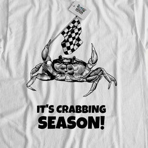 カニ漁の季節です! ユニセックスのおもしろカニ漁Tシャツ | カニ漁シャツ | カニのギフトアイデア、カニ漁師へのギフト
