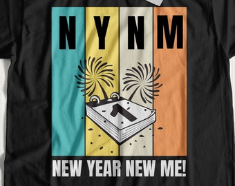 Op de afbeelding: Zwart T-shirt met een vintage-stijl grafisch ontwerp. De grafiek toont een kalender met het nummer 1, vuurwerk en de tekst "NYNM NEW YEAR NEW ME!"