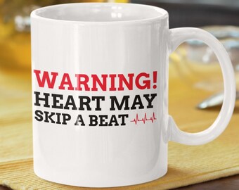 Avvertimento! Il cuore può saltare un battito divertente Tazza di chirurgia a cuore aperto 11oz 330ml / Idee regalo per insufficienza cardiaca / Tazze di bypass cardiaco