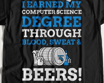 Puede incluir: Camiseta negra con texto blanco que dice "Me gané mi título en informática a través de sangre, sudor y cervezas!" El texto está rodeado de ilustraciones de jarras de cerveza, un barril y una botella.