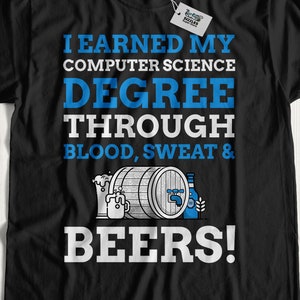 Könnte beinhalten: Schwarzes T-Shirt mit weißem Text, der lautet: "Ich habe meinen Informatik-Abschluss durch Blut, Schweiß und Bier verdient!" Der Text ist von Illustrationen von Bierkrügen, einem Fass und einer Flasche umgeben.