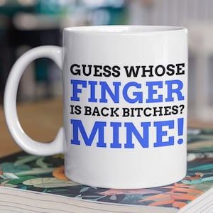 ¿Adivina de quién es el dedo de vuelta? ¡Mina! Taza de dedo roto divertido 11oz 330ml Dedos rotos Regalos, tazas de cirugía de dedos en gatillo