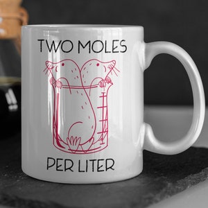 Zwei Maulwürfe pro Liter Lustige Chemie Tasse 11oz 330ml Chemiker Geschenke