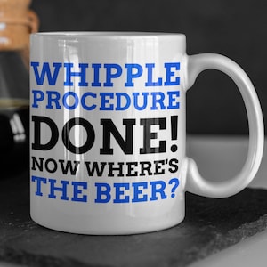 Puede incluir: Taza de café de cerámica blanca con un gráfico azul y negro que dice "Whipple Procedure Done! Now Where's The Beer?"