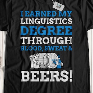 Könnte beinhalten: Schwarzes T-Shirt mit weißem Text, der lautet: "Ich habe meinen Linguistik-Abschluss durch Blut, Schweiß und Bier errungen!" Der Text ist von Illustrationen von Bierkrügen, einem Fass und einer Flasche umgeben.