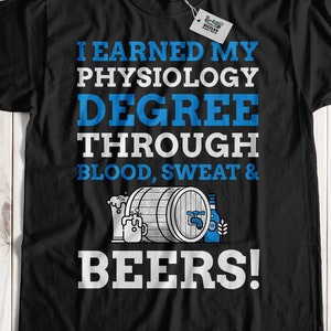 Può includere: Maglietta nera con testo bianco che recita "Ho conseguito la laurea in fisiologia attraverso sangue, sudore e birra!" Un'illustrazione di un fusto di birra, bottiglie di birra e un bicchiere di birra in stile cartone animato si trova sotto il testo.