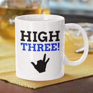 Hohe Drei ! Tasse 11oz 330 ml | Lustige Fingerabnahme Tassen | Fun Finger Amputation Geschenkideen | Finger amputee Tasse