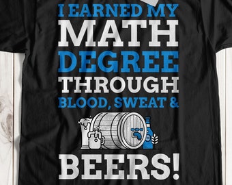 Puede incluir: Camiseta negra con texto blanco que dice "Me gané mi título de matemáticas a través de la sangre, el sudor y la cerveza!" Una ilustración de dibujos animados de un barril de cerveza, botellas de cerveza y jarras de cerveza está debajo del texto.