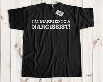 Sou casada com um narcisista! Camiseta unissex engraçada para narcisistas | Presente para um narcisista, tendências narcisistas