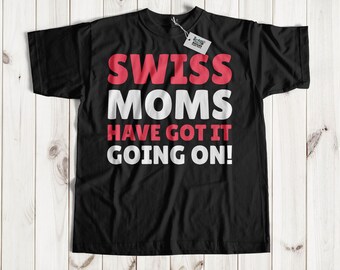 Può includere: Maglietta nera con testo bianco che recita "Swiss Moms Have Got It Going On!" in un font rosso e bianco.