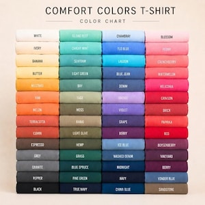 K&ouml;nnte beinhalten: Eine Farbkarte f&uuml;r Comfort Colors T-Shirts mit einem Raster aus gefalteten Stoffmustern in verschiedenen Farbt&ouml;nen. Der Text oben lautet COMFORT COLORS T-SHIRT COLOR CHART, wobei jedes einzelne Farbmuster mit seinem Namen beschriftet ist.