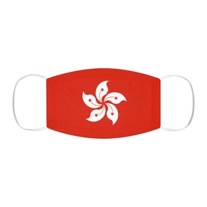 Op de afbeelding: Een rood gezichtsmasker met witte elastische banden en een wit gestileerd beeld van de vlag van Hongkong.