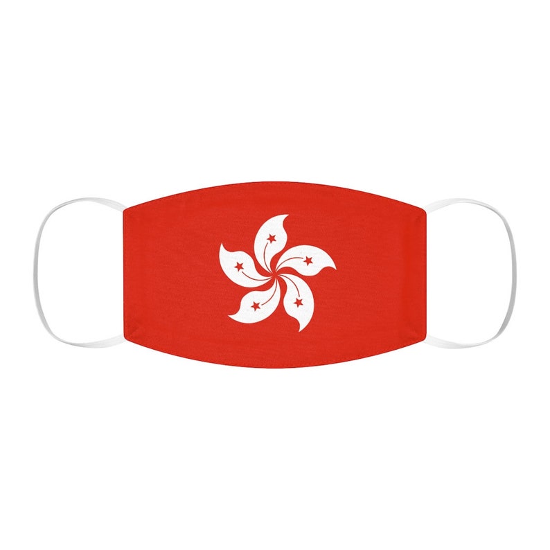 Op de afbeelding: Een rood gezichtsmasker met witte elastische banden en een wit gestileerd beeld van de vlag van Hongkong.