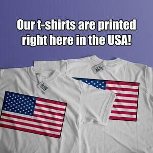 Puede incluir: Dos camisetas blancas con una bandera estadounidense impresa en la parte delantera y trasera. El texto "&iexcl;Nuestras camisetas se imprimen aqu&iacute; mismo en los EE. UU.!" se muestra sobre las camisetas.