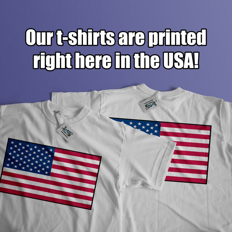 Puede incluir: Dos camisetas blancas con una bandera estadounidense impresa en la parte delantera y trasera. El texto "&iexcl;Nuestras camisetas se imprimen aqu&iacute; mismo en los EE. UU.!" se muestra sobre las camisetas.