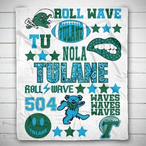 以下が含まれることがあります： 青と緑のデザインが施された白い毛布。"Roll Wave"、"Tulane"、"NOLA"、"504"、"Waves"の文字が書かれている。デザインには、フットボール、波、星、スマイリー、クマ、唇のグラフィックも含まれている。