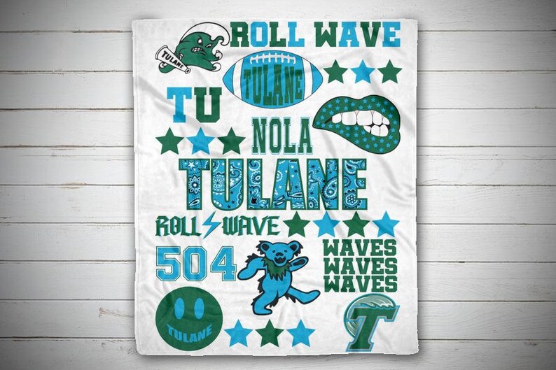 以下が含まれることがあります： 青と緑のデザインが施された白い毛布。"Roll Wave"、"Tulane"、"NOLA"、"504"、"Waves"の文字が書かれている。デザインには、フットボール、波、星、スマイリー、クマ、唇のグラフィックも含まれている。