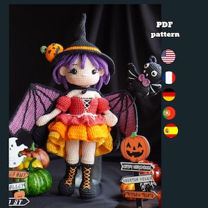 Può includere: Bambola di Halloween all'uncinetto con capelli viola, cappello da strega e ali di pipistrello. La bambola indossa un vestito rosso e arancione e stivali neri. Sono presenti anche un pipistrello e una zucca all'uncinetto. Include il testo "PDF pattern".