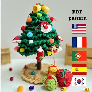 Puede incluir: Un árbol de Navidad de crochet con adornos, una figura de Papá Noel y una media. El árbol está sobre una base de crochet con regalos debajo. La imagen incluye el texto "PDF pattern" y banderas de Estados Unidos, Francia, Portugal, España y Corea del Sur.
