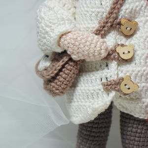 以下が含まれることがあります： クリーム色、ライトグレー、ダークグレーの3色の、つや消し仕上げの陶器製マグカップのセット。各マグカップはシンプルでミニマルなデザインで、丸みを帯びたハンドルが付いています。