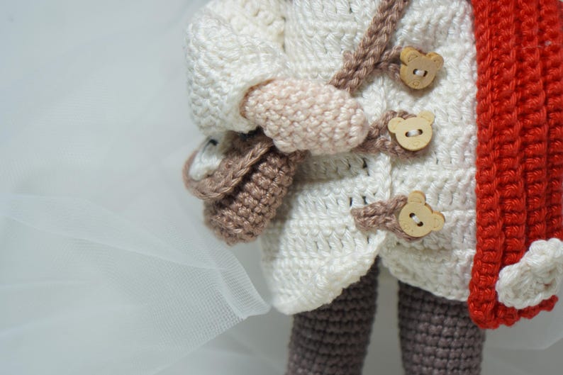 以下が含まれることがあります： クリーム色、ライトグレー、ダークグレーの3色の、つや消し仕上げの陶器製マグカップのセット。各マグカップはシンプルでミニマルなデザインで、丸みを帯びたハンドルが付いています。