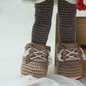 以下が含まれることがあります： 斑点のあるマット仕上げのセラミックマグカップ3個セット。マグカップはクリーム色、ライトグレー、ダークグレーの色合いです。各マグカップはシンプルでモダンなデザインで、丸みを帯びたハンドルが付いています。