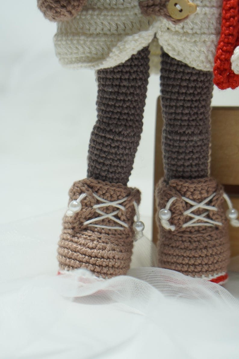 以下が含まれることがあります： 斑点のあるマット仕上げのセラミックマグカップ3個セット。マグカップはクリーム色、ライトグレー、ダークグレーの色合いです。各マグカップはシンプルでモダンなデザインで、丸みを帯びたハンドルが付いています。