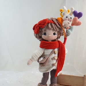 以下が含まれることがあります： 黒い持ち手と「But First, Coffee」の文字が黒い太字でプリントされた白いセラミックマグ。マグカップはぼやけた背景に置かれています。マグカップの高さは約10cmです。