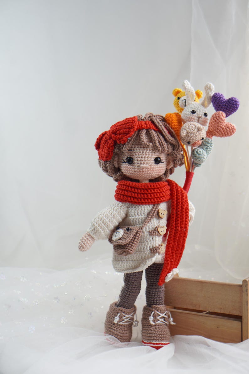 以下が含まれることがあります： 黒い持ち手と「But First, Coffee」の文字が黒い太字でプリントされた白いセラミックマグ。マグカップはぼやけた背景に置かれています。マグカップの高さは約10cmです。